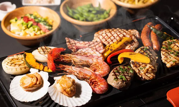 夜は緑に囲まれた庭園で「本格BBQディナー」